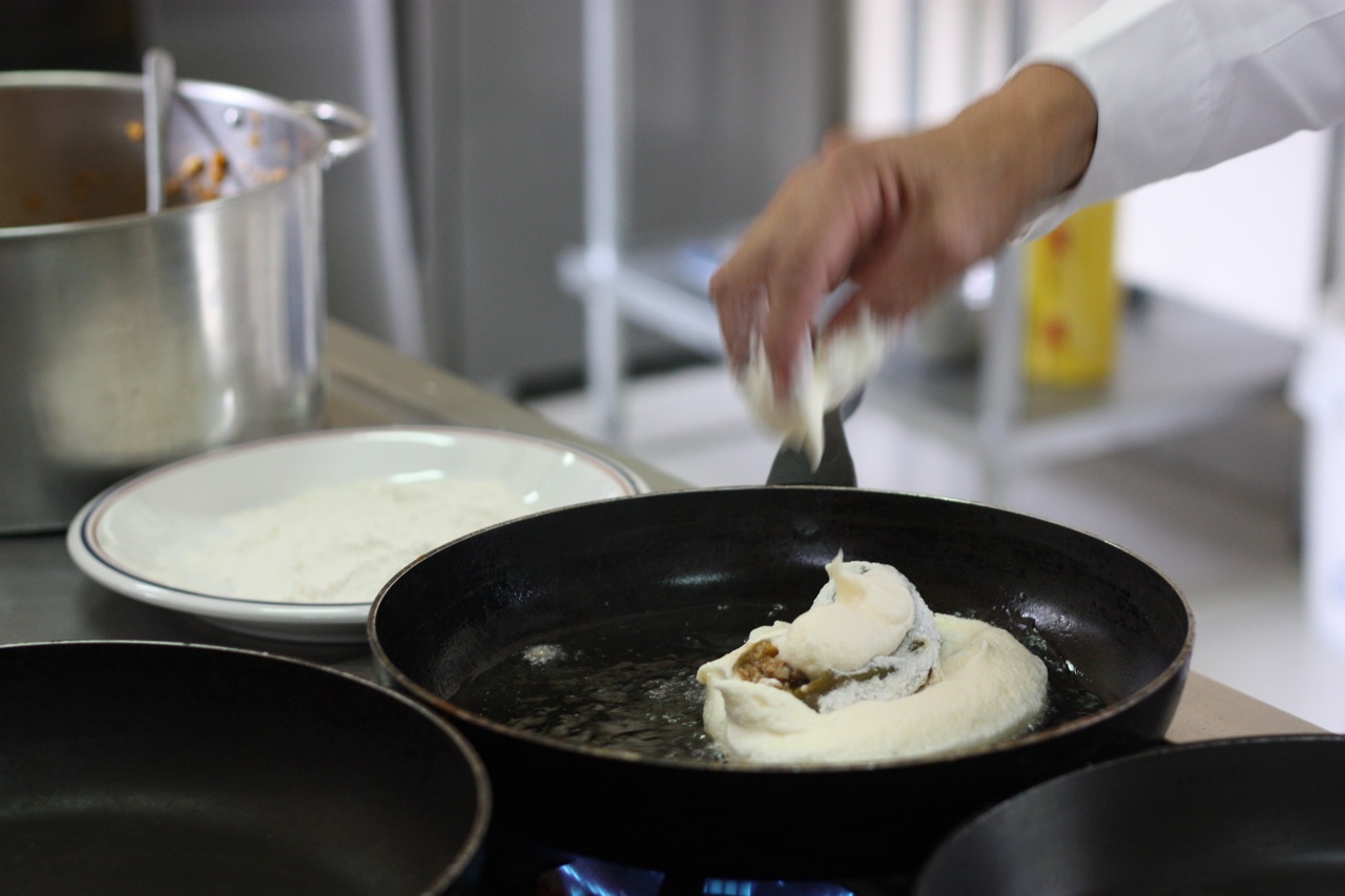 Frying a chile en nogada