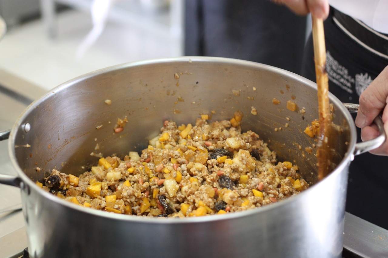 Chile en nogada picadillo, cooking